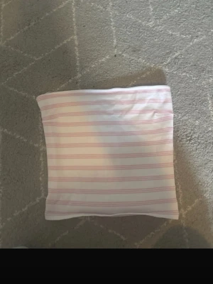 Söt tub top - En rosa/vit tub top från Gina Tricot i storlek M. Aldrig använd, bara provad. Köpt för 160kr. Tyvärr finns det en lös tråd som redan var där när jag köpte den. Men som knappt syns  i verkligheten (se sista bilden).