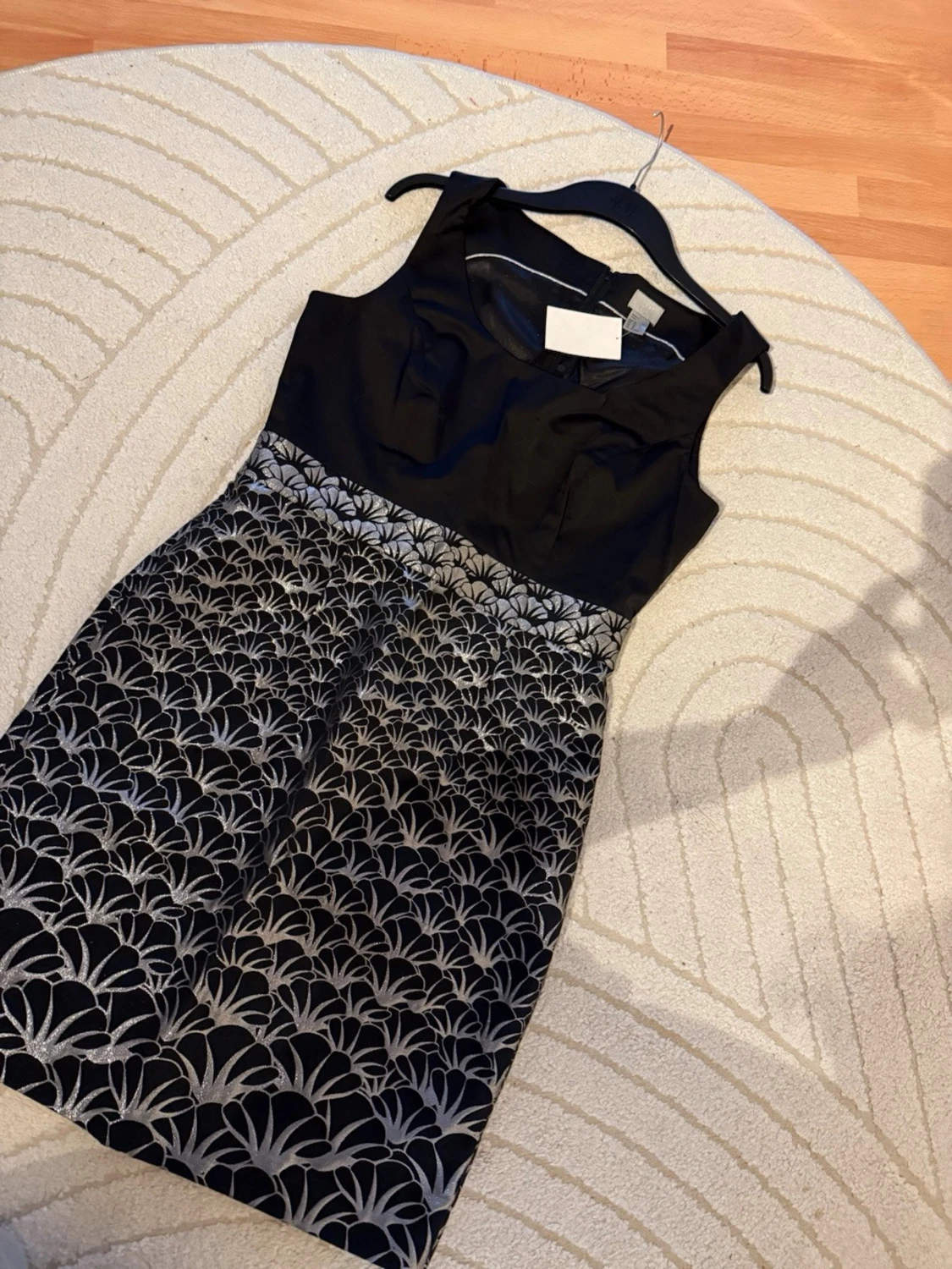 Svart och silvermönstrad kort klänning