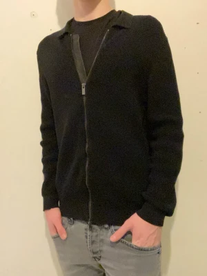 Massimo dutti full zip svart - Säljer denna riktigt snygga full zipen i svart från Massimo dutti. Mycket fint skick! Storlek M. Vid frågor osv bara att skriva🙏🏻 Nypris 1000 (ish). 