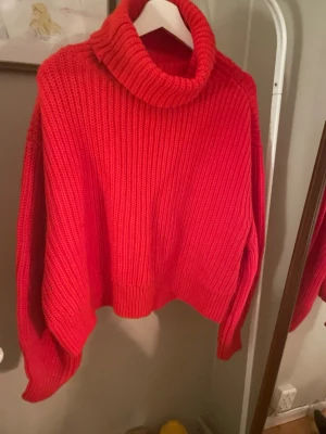 Stickad tröja - Väldigt fin och mysig stickad tröja. Knappt använd. Kolla gärna i min profil för att köpa i bundle och få rabatter!💗