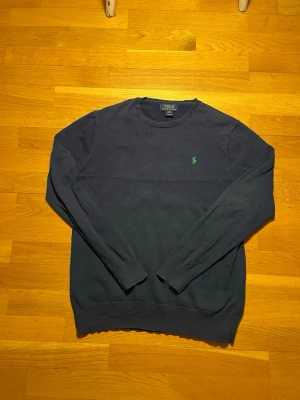 Ralph Lauren Sweatshirt  - Märke: Ralph Lauren                                            Storlek: XL (18-20 år) M                                          Färg: Marinblå med grön logotyp                       Skick: Mycket bra                                                 Nypris: 1200-1399kr                                                   Tveka inte att fråga om bilder eller erbjudanden! Skickas alltid inom 2 dagar!