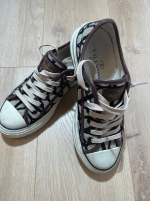 Valentino skor - Nu har jag fått in dessa jätte snygga valentino skor. Dom är i jätte fint skick och knappt använda. Otroligt sällsynta skor så passa på! Nypris ligger över 6000kr. Hör av er vid fler frågor eller funderingar. 