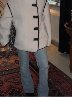 Ljusblå bootcut jeans med slitning - Säljer dessa lowwaist bootcut vintage jeans från MUDD JEANS. Jättensygga och passar till precis allt. Står ingen storlek i byxorna, men det är i en passform s. 