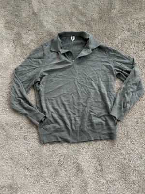 Grå långärmad polo tröja från Arket - Schysst stickad polo tröja från Arket i riktigt bra skick. 