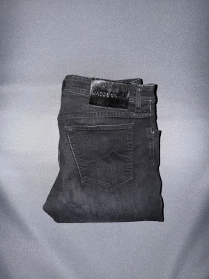 Jacob Cohën Bard - Säljer dessa riktigt snygga Jacob Cohën jeans i storlek W36. Byxorna är i bra skick och väl omhändertagna, med normala spår av användning men inga större defekter.