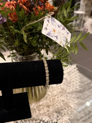 Guld Armband - Helt ny aldrig använd. Rostfritt ståo. Justerbar.