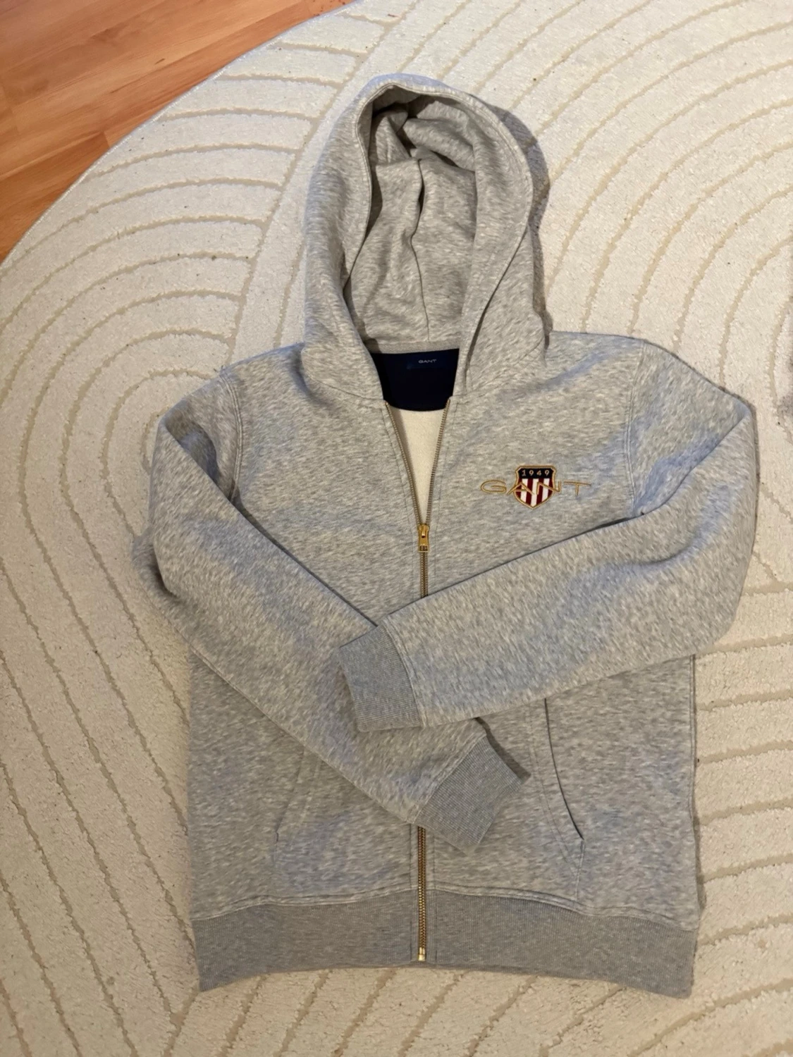 Grå zip hoodie från Gant - 2