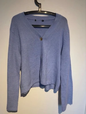 Ljusblå kofta ifrån lager 157 - Bra skick använd en del stl L tyvärr är lappen avklippt