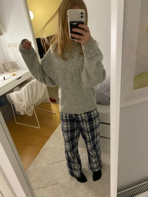 Nelly, grå stickad tröja XXS  - Säljer en grå stickd tröja från Nelly, den är i storlek XXS och passar bra på mig som är 167. Den är stor i armarna och har en väldigt fin grå räfflad färg. Säljer pga ingen användning. Inga defekter. 