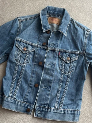 Snygg jeansjacka - Levisjacka i xs