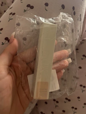 Concealer Fair Neutral från e.l.f. - Concealer från house labs. i nyansen Fair Neutral. Kommer i en rektangulär förpackning av plast och kartong. Perfekt för att täcka mörka ringar och ojämnheter. Ljus, neutral ton som smälter in snyggt i huden.