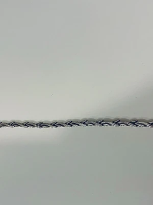 Flätat armband i äkta silver - 🌺 Snyggt armband i äkta silver med flätad design.  🌺 Märkt med 925 vilket visar att det är av sterlingsilver.  🌺 Armbandet har en elegant och tidlös look som passar till många olika stilar.  🚭Djurfritt och rökfritt hem 💛 Se gärna mina andra annonser samfrakt  ✨Har bundle-rabatt