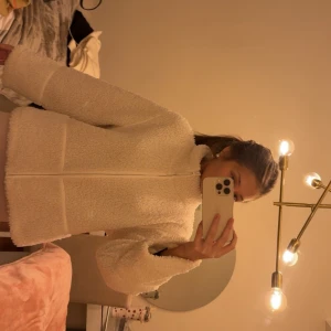 Beige teddyjacka från Gina Tricot - Mysig beige teddyjacka från Gina Tricot med dragkedja framtill. Jackan har en klassisk rak passform och är tillverkad i fluffigt teddy-material som håller dig varm och stylish. Perfekt för kyliga dagar och enkel att matcha med olika outfits. Har vanligtvis xs/s i jackor och den passar mig perfekt, använt några fåtal gånger så ingen syn på användning 