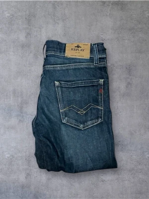 Replay blå raka jeans - Snygga blå jeans från Replay med klassisk femficksdesign och raka ben. Jeansen har kontrastsömmar och en läderpatch med Replay-logga bak i midjan. Tillverkade i slitstarkt denim som ger en cool, avslappnad look.