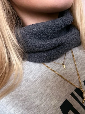 Teddy Buff - Mysig mörkgrå buff i mjuk fleece med teddystruktur. Perfekt för kalla dagar och enkel att dra över huvudet. Passar perfekt för att piffa till en tråkig outfit. 💕