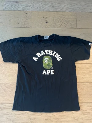 Bape T-shirt - Väldigt bra skick, små sprickor på apan i mitten men syns inte. Sitter som stor M
