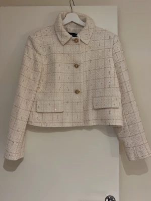Tweed-Blazerjacka Zara - L - Tweed-Blazerjacka från Zara, storlek L. Men liten i storleken, upplevs som en M. I nyskick. 