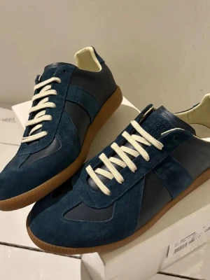 Maison Marigielas Gats -Navy blue🔵 - Riktigt snygga Maison Margielas i storlek 43.   -Skick 10/10 -ALLT OG ingår! -”Lyxigt” mocka material -Färg Navy Blue,🔵🛳️☀️                                                Behöver pengar snabbt därför de säljs så billigt🥀🥀