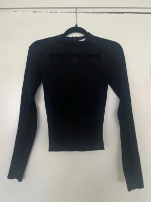 svart långärmad topp  - trendig svart långärmad topp från Zara med halsringning💕