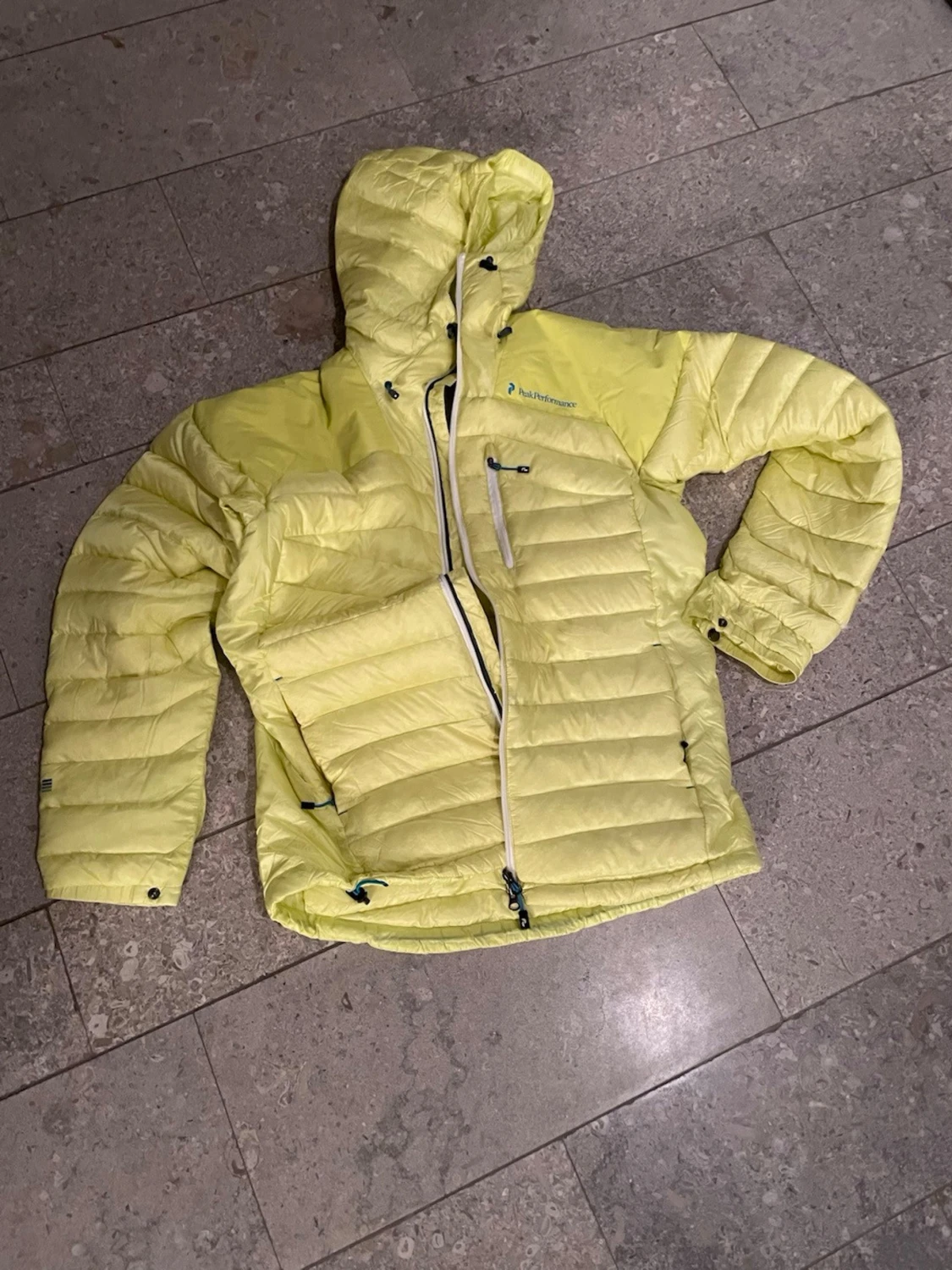 Gul dunjacka Peak Performance