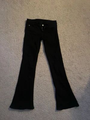 Svarta bootcut jeans - Säljer ett par jätte snygga svarta bootcut jeans från weekday då de tyvärr är för stora💕