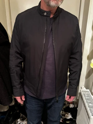 Hugo Boss Jacka - En super snygg jacka, perfekt till våren! Använd 1 gång, säljer för att den inte kommer till nån användning. Jackan har en innerficka på ena sidan som ni kan se på sista bilden! Storlek M/L. Mannen på bilden är 175 för referens! Fodret inuti är polyester