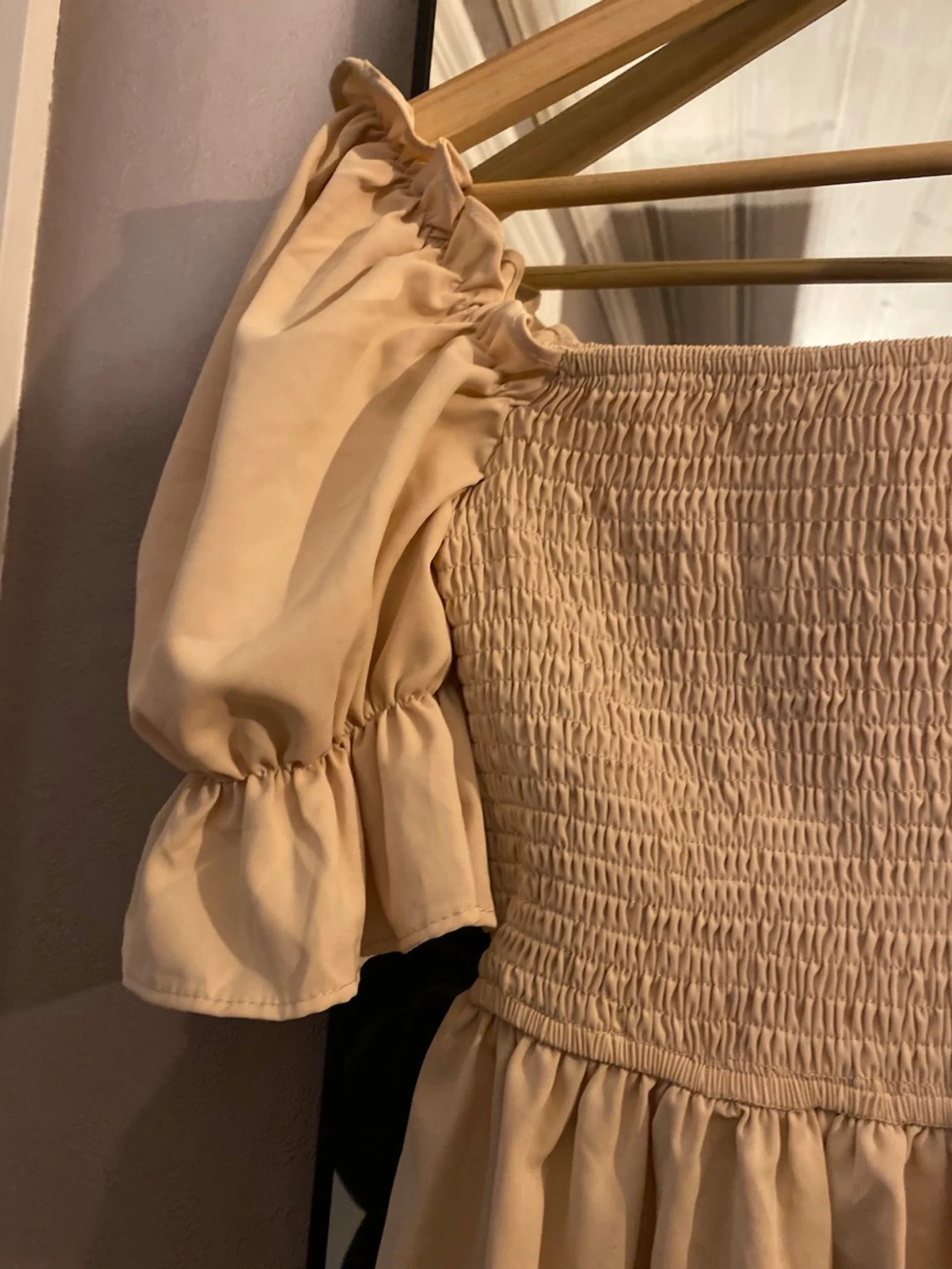 Beige kort klänning med puffärmar - 2