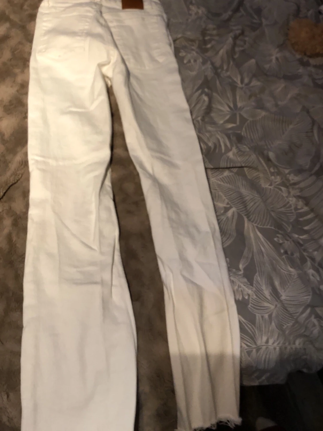 Vita bootcut jeans med rå kant - 3