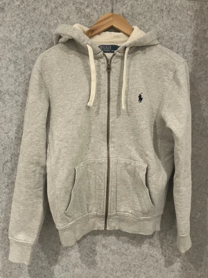 Polo Ralph Lauren Zip - Tjena, säljer en mycket fin og zip hoodie från Polo Ralph Lauren i storlek S. Väldigt stilren och lätt att matcha med allt. Hör gärna av dig vid intresse!
