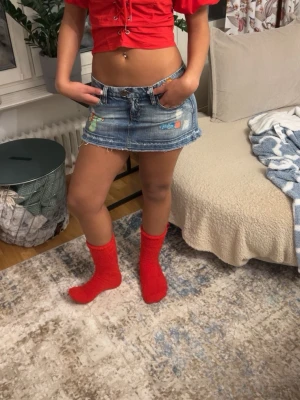 Röd tröja  -  Jag är lite osäker om jag ska sälja den hära, men den kommer inte i användning på grund av färgen kan tänka mig byta mot den svart eller något liknande