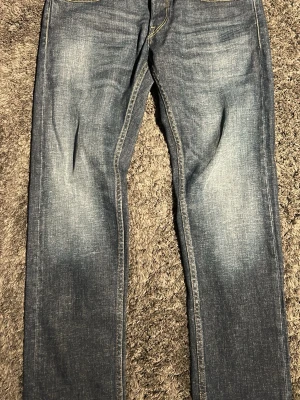 Replay Grover jeans - Snygga blå Replay jeans med raka ben och kontrastsömmar på bakfickorna. Klassisk femficksmodell. Perfekta för en avslappnad och stilren look. W30L32