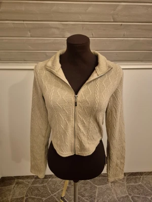 Zipup tröja - Snygg beige zipup tröja med dragkedja framtill🐚🍂🤎 Tröjan har ett stickat mönster och är croppad i modellen. Supersöt men för kort i ärmarna för mig som är lång. Fint skick. Det är bara att skriva om man har frågor!😊💖