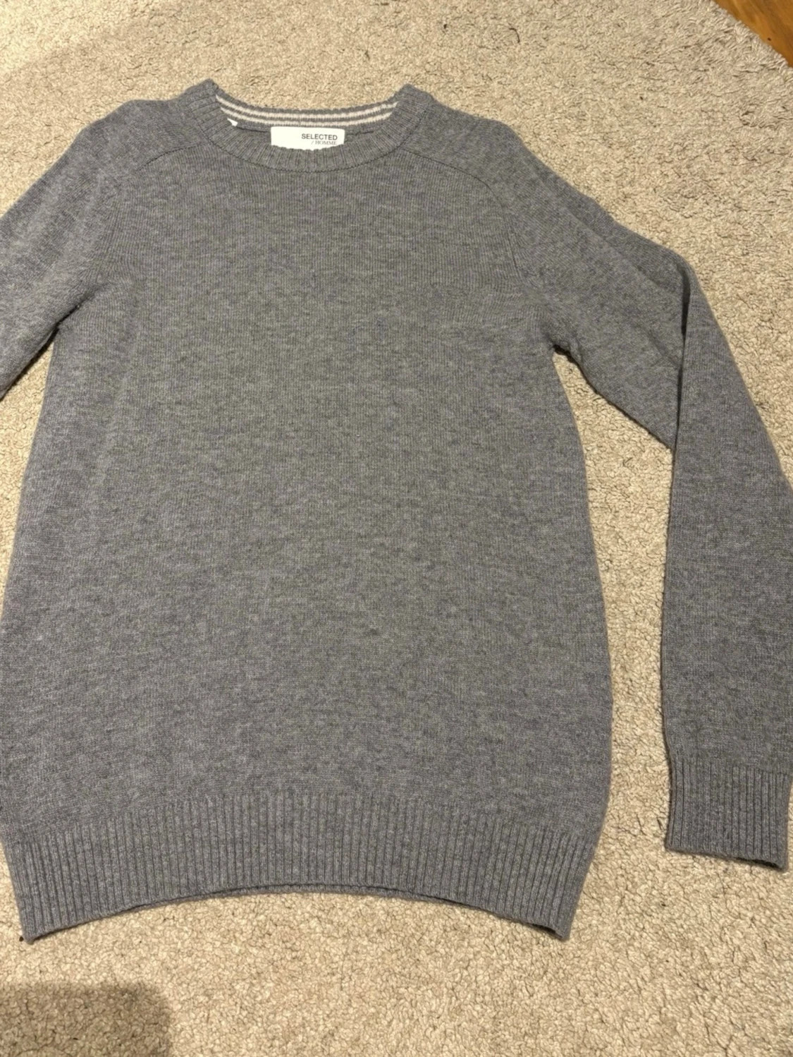 Grå stickad tröja från Selected