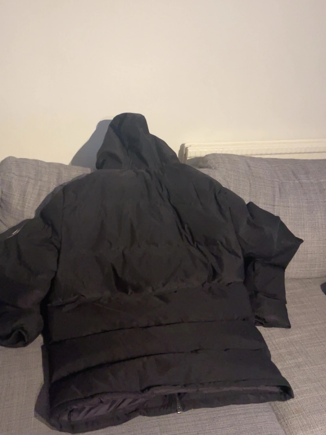 Svart pufferjacka med huva - 1