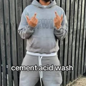 Screwloose tracksuit - Säljer en grå hoodie från RWL med cement acid wash-effekt. Hoodien har en stor huva och ribbade muddar vid ärmar och midja. Broderad logga framtill i samma ton för en clean look. Perfekt för dig som gillar streetwear vibes.