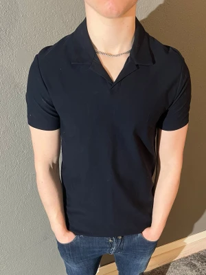 Massimo Dutti Piké - Snygg Massimo Dutti Piké i storleken S. Skick 9/10. Riktigt skön inför våren/sommaren. Lätt att stylea etc. Vid minsta fundering så är det bara att kontakta oss!💙