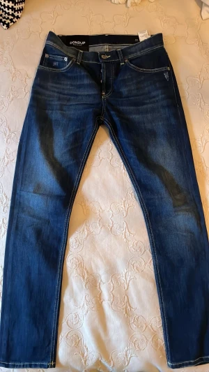 Mörkblåa Dondup Mius jeans - Säljer ett par mörkblåa Dondup Mius jeans i mycket bra skick 