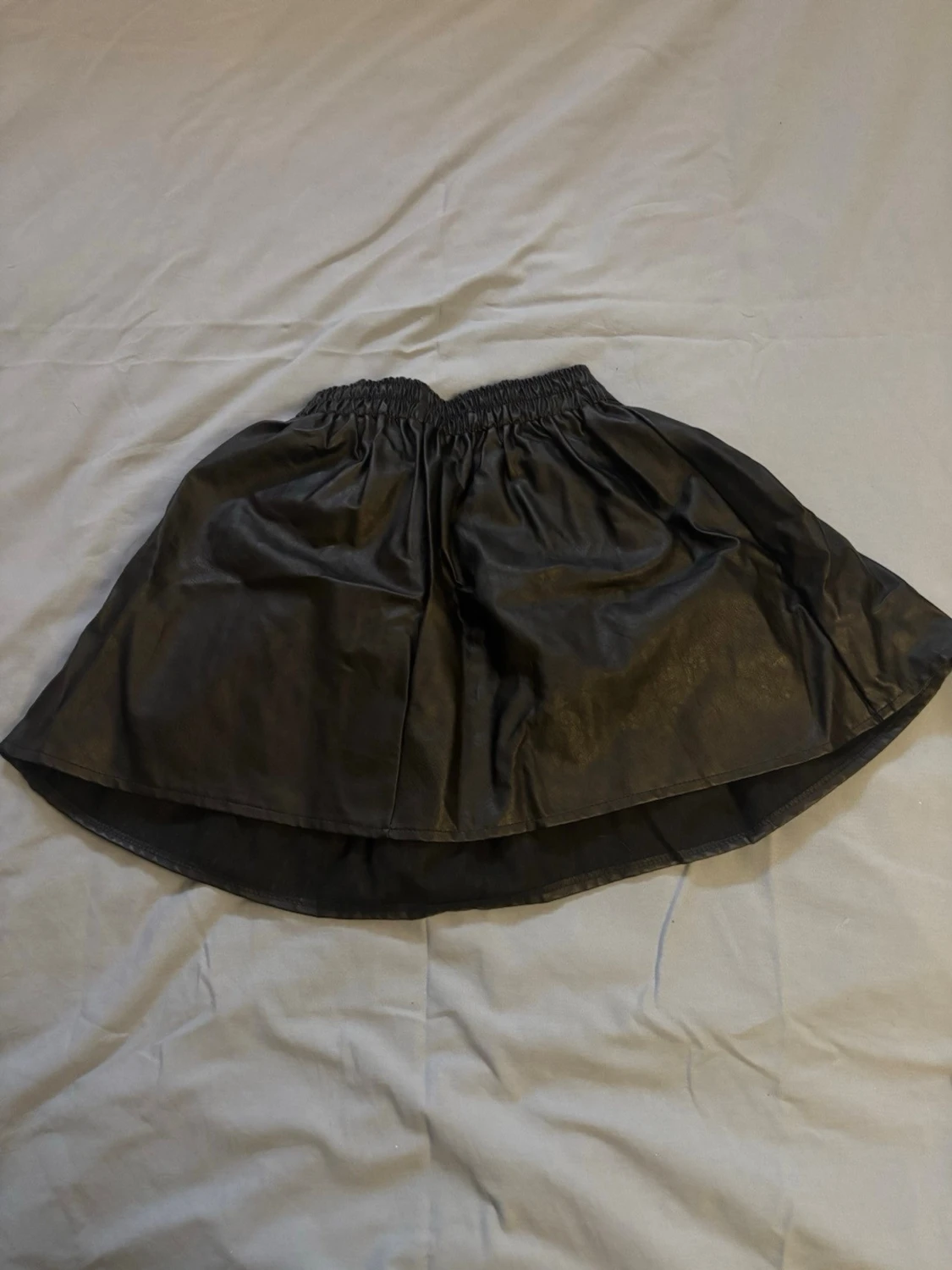 Svart kortkjol i skinnimitation - 1