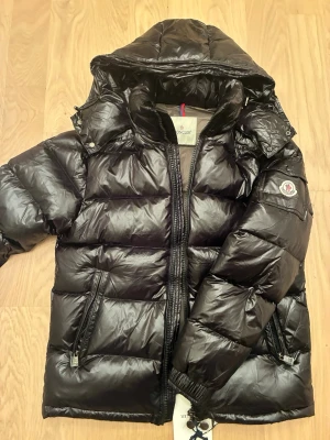 Moncler maya - Säljer min moncler maya då den inte passar aldrig använd. Den har NFC scan 