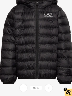 Armani jacka stl 140 - Säljer en svart jacka från Armani till barn stl 140. Inget fel på den fråga för bilder. Normal pris 1799kr mitt pris 800kr men priset går att diskutera vid intresse.🩷