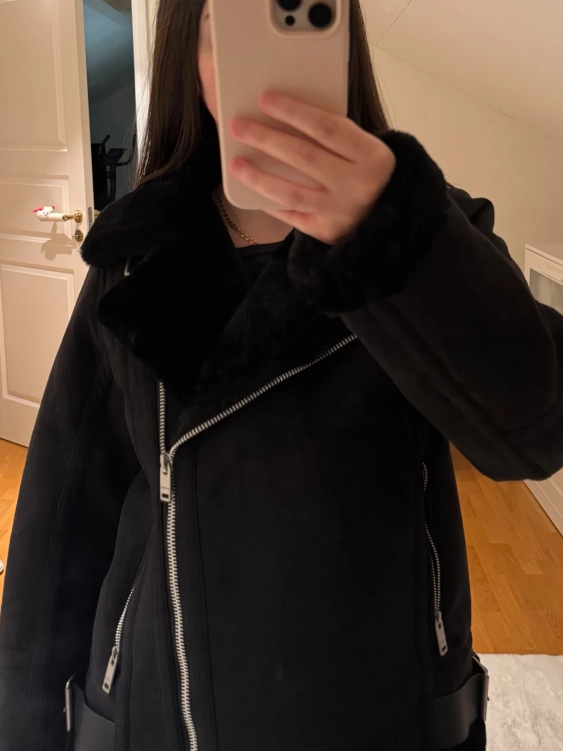 Svart mocka jacka med päls