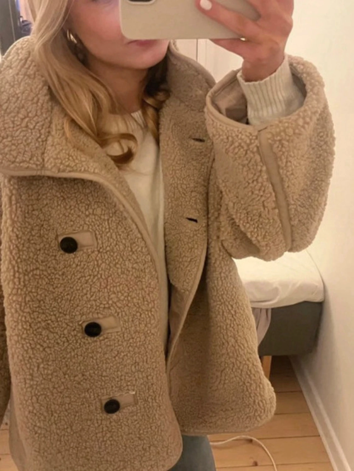 Beige teddyjacka med stora knappar - 1