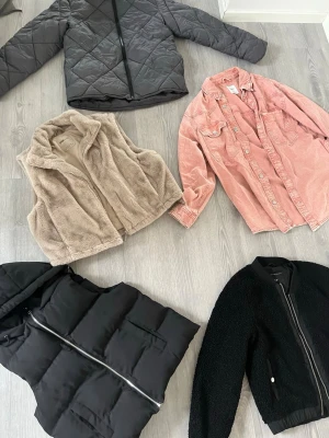 Jackor  - Ser du en jacka du vill ha? Eller vill du köpa alla jackor för 300kr. Hör av dig!  Fråga om de är något du undrar❤️