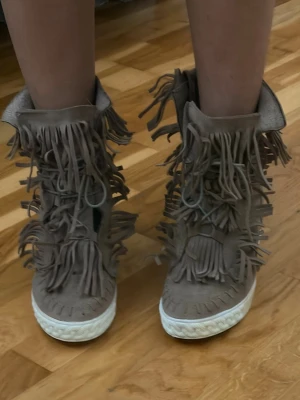 Fransskor med kilklack Isabel marang liknanden  - Liknande Isabel marant / cassdei skor med kilklack, som nya och pris kan diskuteras hör av er vid frågor 💙🫰