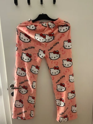 Hellokitty byxor  - Säljer dessa hellokitty byxor. Helt oanvända. 