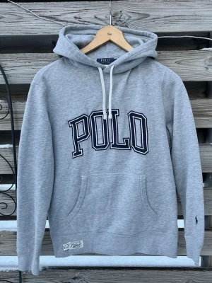 Grå Ralph Lauren Hoodie  - Riktigt snygg grå Ralph Lauren Hoodie. Storlek S. Fint skick. Hör gärna av er vid funderingar🙌