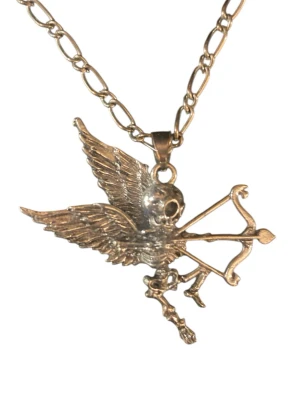 Coolt halsband med skelett cupid hänge❤️ - Super fint silvrigt halsband i stainless steal med skelett cupid❤️ jag image surfade och såg att den är ifrån amazon och kostar 40€ ny men jag köpte min secund hand för 100kr❤️