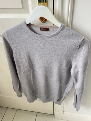 Stenströms merino wool tröja  - Stenströms merino wool tröja, 100% merino wool. Inga defekter! Som ny, passar lite liten på modellen som är 180 cm 75 kg och bär S. Kom med frågor! 