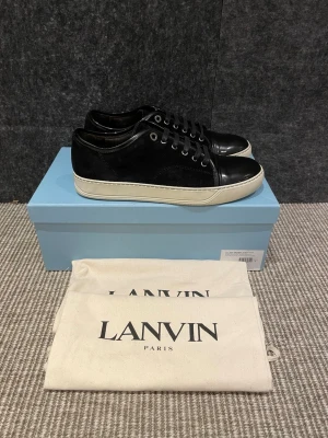 Lanvin skor  - Hej, säljer nu dessa svin snygga lanvin skor. Skorna är grymt skick! Begränsat antal boxar och dustbag. Hör av dig vid frågor. 