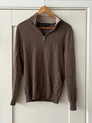 Stickad halfzip tröja - Snygg stickad halfzip tröja i 100% italiensk ull. Köpt i Milano för  2799kr säljer den nu till ett kanonpris på endast 799kr. Helt ny i skick! 